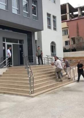 Boşanma aşamasındaki eşi Sinem'i öldürüp, bekçiyi yaralayan şüpheli, tanınmamak için saçlarını kazımış / Ek fotoğraflar