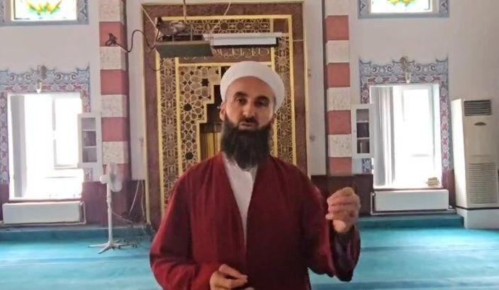 İmam, namaz sırasında mahfilden düşen çocuğu kurtardı