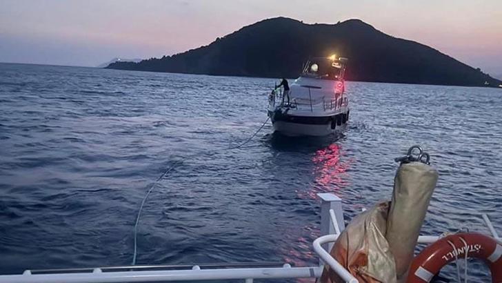 Fethiye açıklarında sürüklenen tekne kurtarıldı