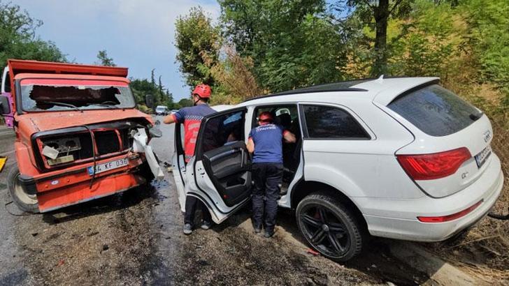 Sakarya'da kamyonet ile cip çarpıştı; 4'ü çocuk 5 yaralı