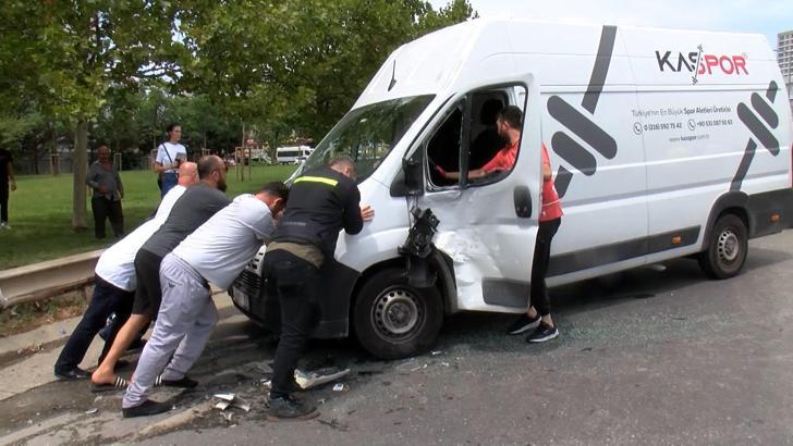 İstanbul- Kartal'da yağmur sonrası zincirleme trafik kazası