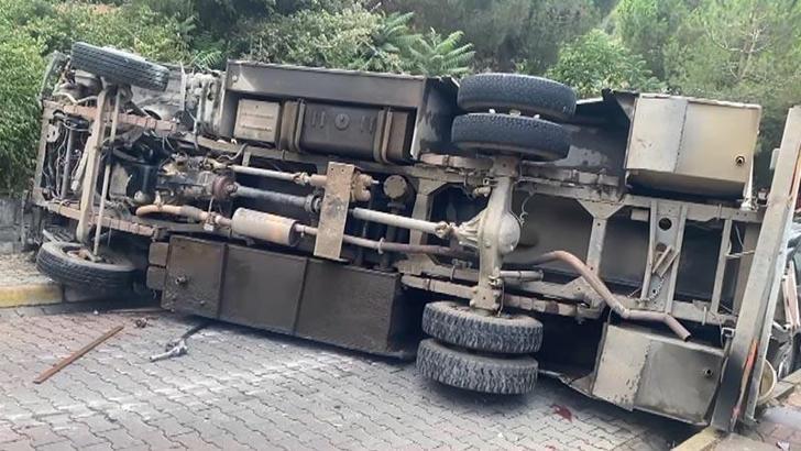 Üsküdar'da akaryakıt tankeri devrildi