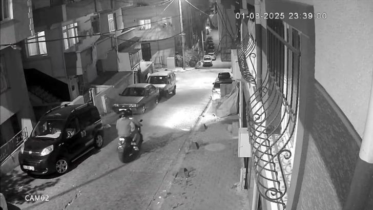 İstanbul - Küçükçekmece’de art arda iki silahlı saldırı; keşif için sokağa gelen şüpheliler kamerada