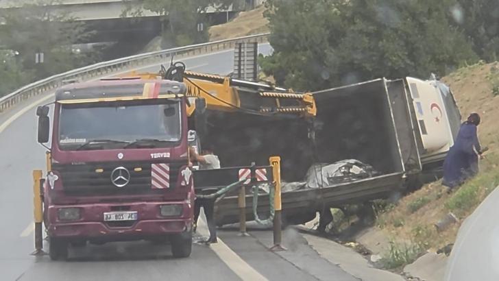 İstanbul - Gaziosmanpaşa'da yağmur sonrası kayganlaşan yolda kamyonet devrildi