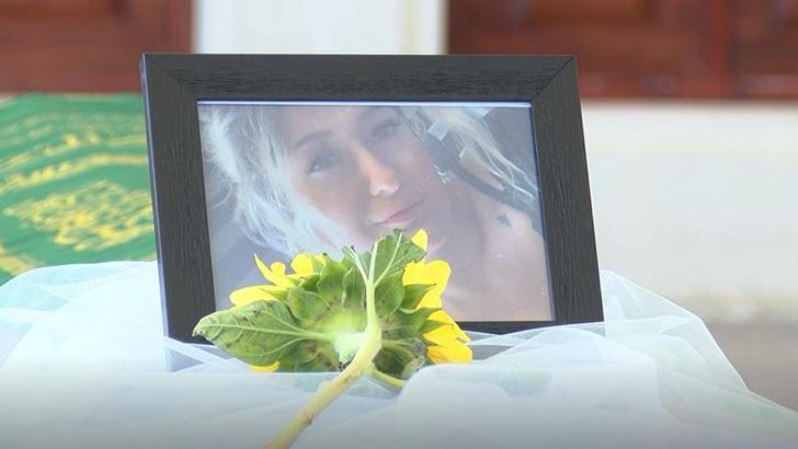 Evinde yastıkla boğulan Karsu, toprağa verildi