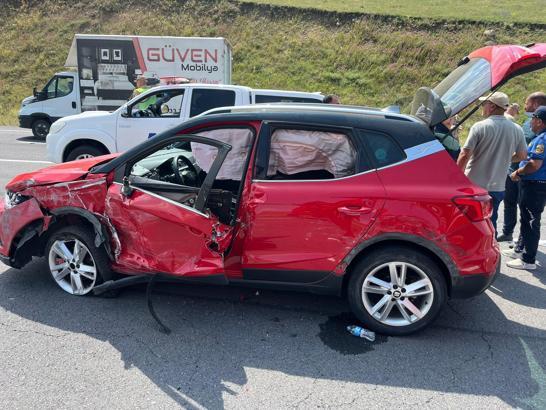 Yolcu otobüsüyle çarpışan otomobildeki 3 kişi yaralandı