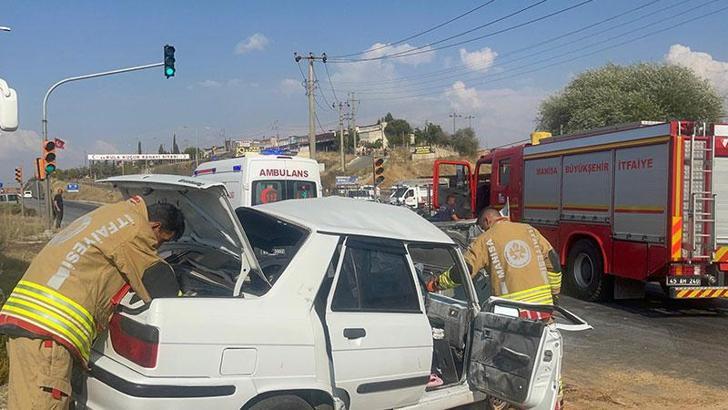 Manisa’da yolcu otobüsü ile otomobil çarpıştı; karı- koca öldü, 1 yaralı