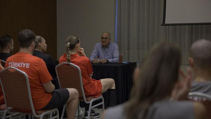 Mehmet Akif Üstündağ, Filenin Sultanları ile bir araya gelerek destek verdi