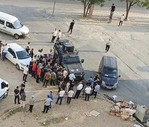 Durakta beklerken uğradığı silahlı saldırıda öldü