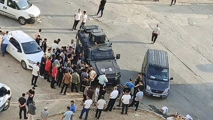 Durakta beklerken uğradığı silahlı saldırıda öldü