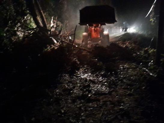 Rize’de heyelan; kapanan yol ulaşıma açıldı