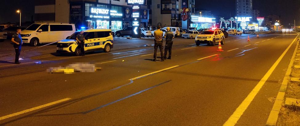 Hafif ticari aracın çarpıp, otomobilin ezdiği kadın öldü