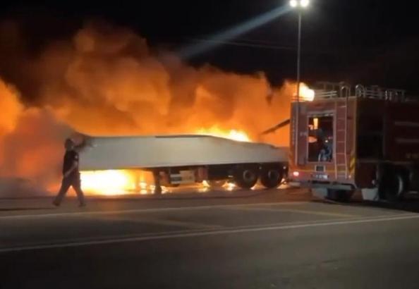 Hatay’da seyir halindeki TIR yandı