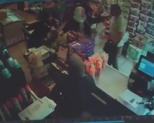 İstanbul - Fatih'te kasiyere yumruklu saldırı güvenlik kamerasında