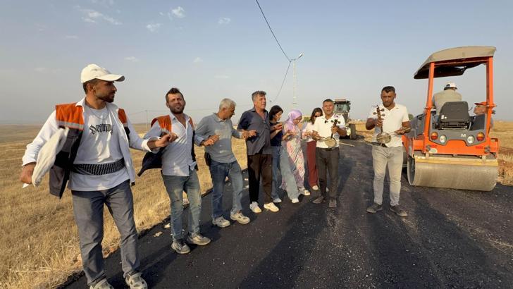 Mardin - Midyat’ta 50 yıl sonra mahallelerine dönen Yezidiler, asfalt sevincini halayla kutladı /Video eklendi