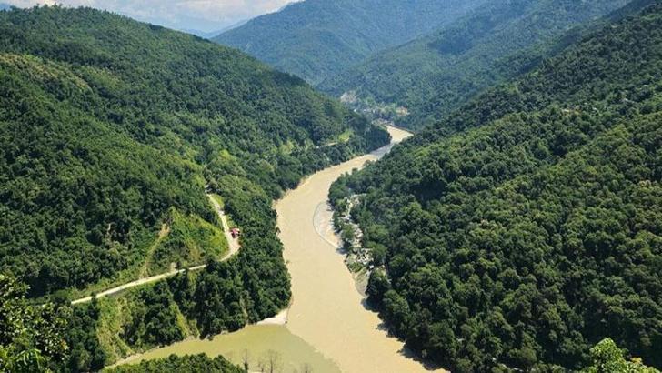 Hindistan'da arazi aracı su kanalına düştü: 11 ölü