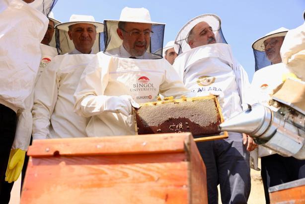 Bakan Yumaklı, Bingöl'de ilk bal sağımını gerçekleştirdi