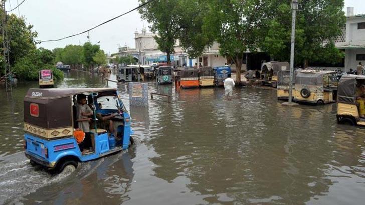 Pakistan’da muson yağmurları nedeniyle hayatını kaybedenlerin sayısı 299’a yükseldi