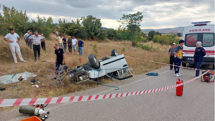 Takla atan otomobilin sürücüsü öldü, kaza yerine gelen yakınları araçta hafif yaralanan kişiye saldırdı