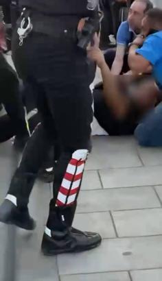 İstanbul - Eminönü’nde tartıştığı kişiyi silahla kovalayan şüpheliyi trafik polisleri etkisiz hale getirdi