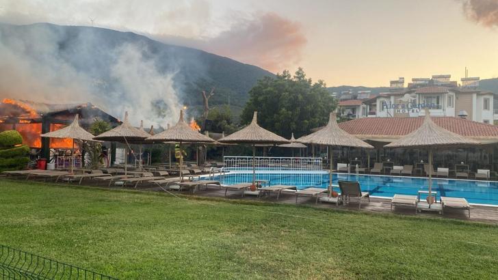 Otelin, bahçesindeki bar bölümünde çıkan yangın söndürüldü