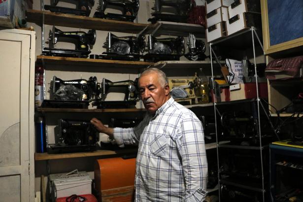 Hurdadan topladığı asırlık makineleri tamir edip çalışır hale getiriyor