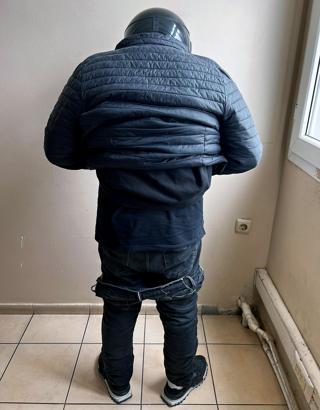 Birlikteliklerine karşı çıkan sevgilisinin ailesine silahlı saldırıya giderken yakalandı