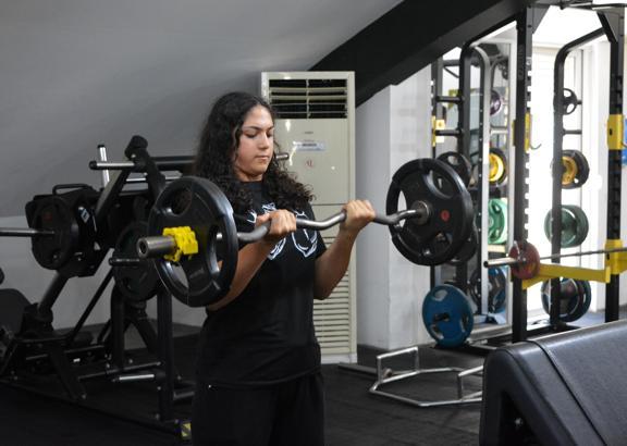 Depremzede Zehra, bilek gücüyle hayata yeniden tutundu