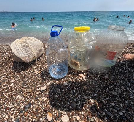 Balık tutarken denizi kirletiyorlar