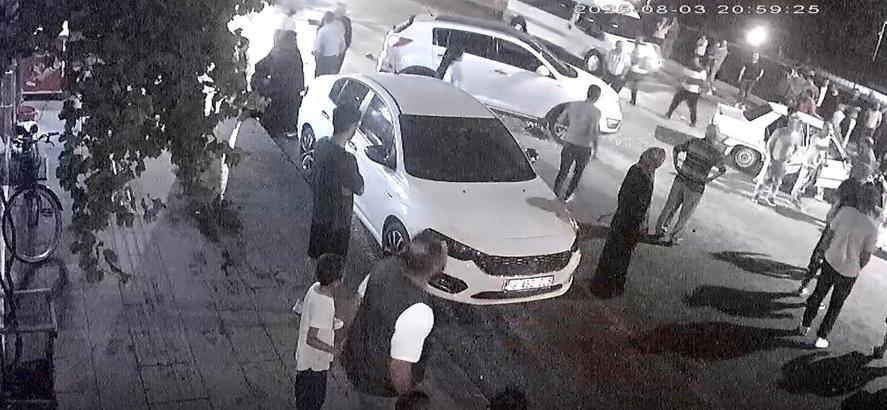 Otomobil, yayaya yol vermek için duran araca arkadan çarptı; kaza kamerada