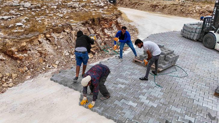 Tarsus’ta yol çalışmaları sürüyor