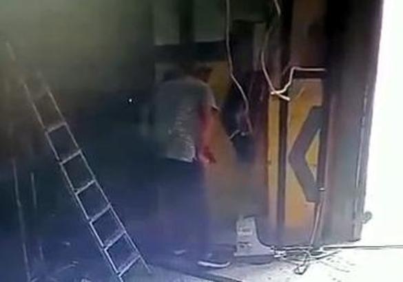 İstanbul - Esenyurt'ta siteden matkap hırsızlığı kamerada