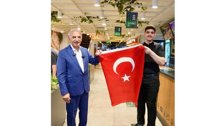 Ümraniye Belediyesi 40 bin Türk bayrağı dağıttığını duyurdu