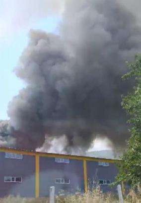 Mobilya imalathanesinin deposunda çıkan yangın söndürüldü; patlamalar kamerada