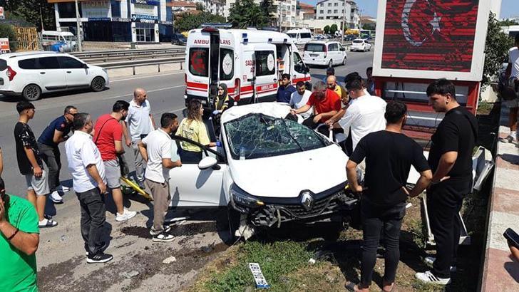 Kazada otomobilde sıkışan sürücü ağır yaralandı