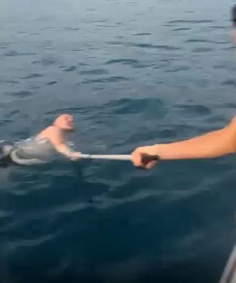 Boğulma tehlikesi geçiren Ukraynalıyı tekneciler kurtardı