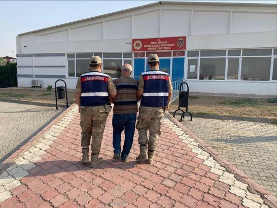 Batman’da dolandırıcılık suçundan aranan şüpheli, kardeşinin evinde yakalandı