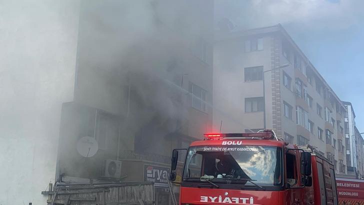 Aparmanda çıkan yangında mahsur kalan 2 kişiyi itfaiye kurtardı