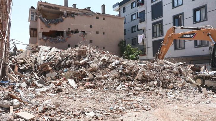 İstanbul - Küçükçekmece’de yıkım esnasında çöken binayı inceleyen Prof. Dr. Koçak: Bu çok sık rastladığımız bir durum