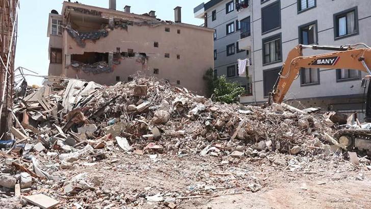 Küçükçekmece’de yıkım esnasında çöken binayı inceleyen Prof. Dr. Koçak: Bu çok sık rastladığımız bir durum