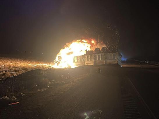 Mardin'de, devrilerek alev alan TIR’ın şoförü yanarak öldü