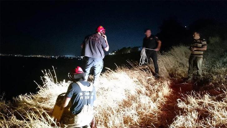 Manzara izlemek için indikleri kayalıklarda mahsur kalan gençleri itfaiye kurtardı