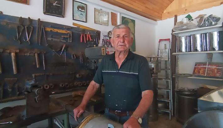 İş yeri yıkılan depremzede, 60 yıllık mesleğini prefabrik dükkanda sürdürüyor