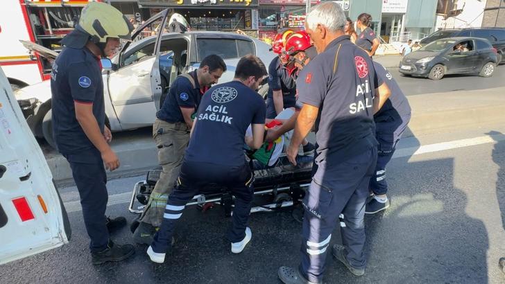İstanbul- Avcılar'da otomobil aydınlatma direğine çarptı; kaza kamerada