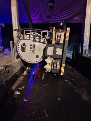 Otoyol gişelerine çarpan tankerin sürücüsü yaralandı