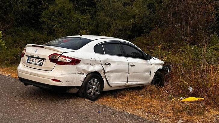 Kamyonetin sıkıştırdığı otomobil ağaçlık alana savruldu; 5 yaralı