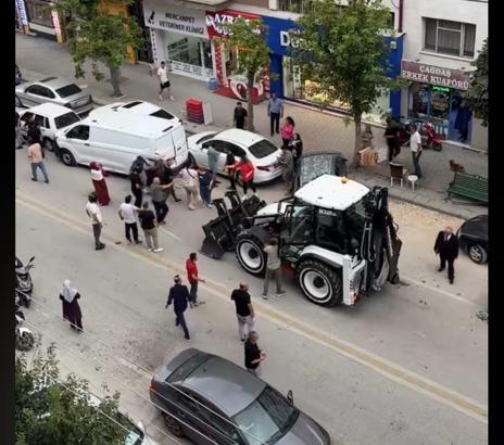 İş makinesinin 5 otomobil ve 2 yayaya çarptığı kaza kamerada