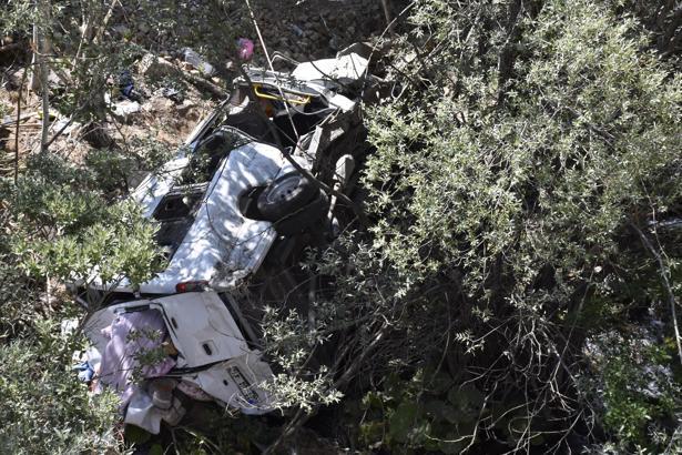 Fındık işçilerini taşıyan minibüs uçuruma yuvarlandı: 4 ölü, 17 yaralı (3)