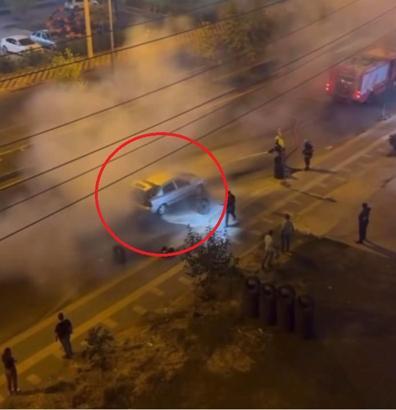 Diyarbakır’da park halindeki otomobil alev aldı