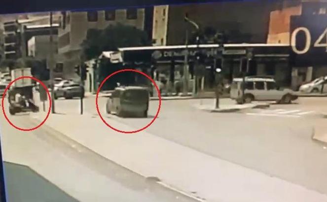 Hafif ticari aracın çarptığı motosikletin sürücüsünün öldüğü kaza kamerada
